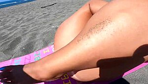 Pantat gede nikmat dengan Sexydea jalan telanjang sensual di pantai pakai baju ketat