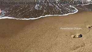 Запањујућа девојка шета топлес на јавној плажи са голим грудима