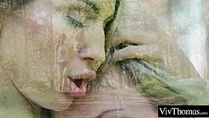 Loira sexy e morena gostosa se beijam na floresta antes da putaria indoor