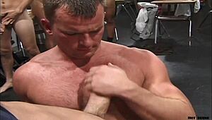 Okul orgisinde dev yarraklı eleman canavar boyutuyla öne çıkıyor