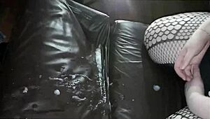 Толстые спермовыстрелы взрываются на ее лице в HD!