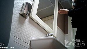 Câmera Escondida Captura Masturbação Secreta no Banheiro do Bar Espiando