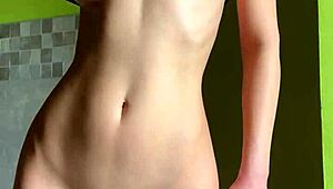 मैंस्की की गीली पतली बॉडी के साथ क्या करोगे? सेक्सी स्किन प्ले