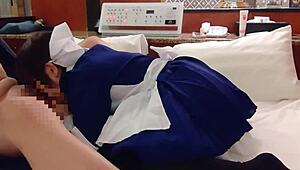 רוצה שיניקה אותך על ידי אחות חמודה בתלבושת? אחות אסייתית עם חצאית תפוצץ לך את המוח עם creampie.