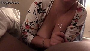 このセクシー巨尻白人妻が黒チンポしゃぶって巨乳にドピュッ！