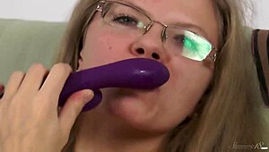 ホーニーな先生メリエがセクシーなランジェリーで濡れたマンコを指で弄ぶ