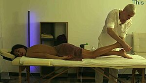 Masör seans sırasında orospu sevgilisini kandırıp yağladı masada sert sikti