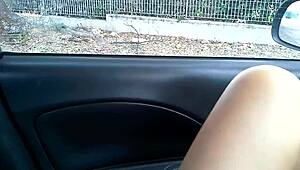 Loira vadia provoca buceta com brinquedo sexual no carro