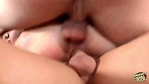 E aí, dois pais bombados dividem a buceta apertada de uma morena no sofá em threesome