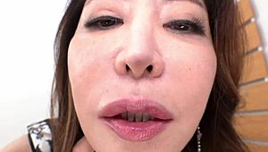 名人妻子Reina Sawada狂野吞下每一滴