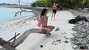 Golden Shower Squirting buat Katty di Pantai Umum dengan Blowjob POV