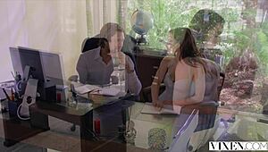 Vixenplus Lana Rhoades чука шефа си в гореща акция
