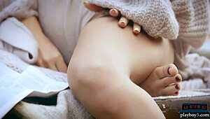 ロシアの金髪 Zhenya Belaya が森の屋外で脱いで素晴らしいアスを見せる