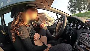 أقنع غريب يلمس كسي المبلل في الهواء الطلق