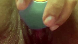 Olha essa buceta inchada apanhando brinquedo!