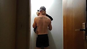 Câmeras do prédio pegam amigos se comendo no corredor pós-academia 😏