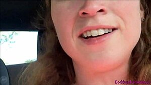 Nasleduj ma, mám na sebe extra špinavé bavlnené nohavičky vonku