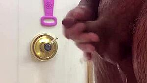 מכניס יד חזק במקלחת, תראו את הפיצוץ הענק של הזרע!