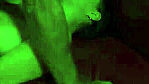 Jeune 18+ aux gros seins fait un 69 avec grand-père