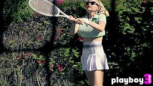 큰 가슴 금발 밀프 린지 게일 에반스 란제리 벗고 알몸 드러냄