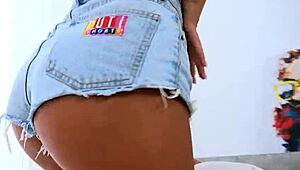 Fata în pantaloni scurți denim cu tatuaje ia o pulă mare în fundul strâmt afară