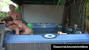 Деокзма расслабляется как милфа в бикини на уличной ванне