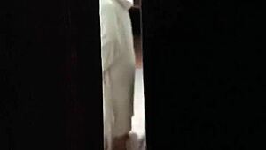 Donna duş alırken pencereyi açık bırakıyor, onu gizlice çekiyorum