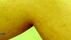 Remaja panas 18+ lancap sebelum dapat anal dari daddy di sofa