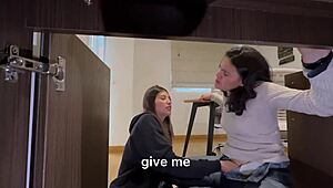 Fan jag märkte inte att städhjortan var så het när hon böjer sig fram.