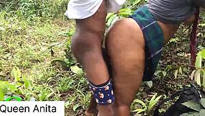 Han tog mig hårt i skogen utan att hålla tillbaka