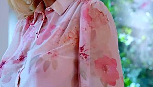 Atriz loira pornô com tetas naturais enormes desfila vestidos no fetiche skinny walk