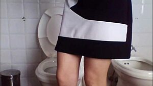 この生意気なティーン18歳以上が大きなオッパイでタイトなレギンスでいたるところにおしっこ