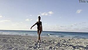 מוניקה פוקס מזרימה ומפרולפסת במשחק סולו בחוף