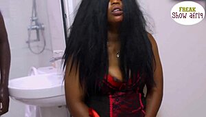 Patroa tarada leva porteiro pauzudo pra foder e esguichar 😈