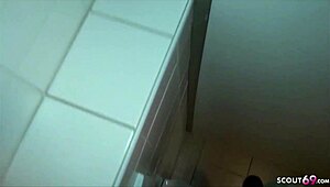 Joven alemana pillada follando en el baño de la escuela en cámara oculta