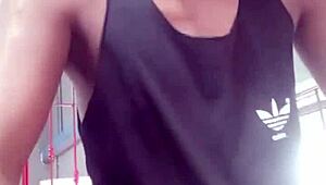 Ik zweer, ontmoette deze latina in de sportschool, ging naar haar plek en neukte haar hard.