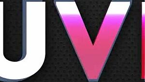 可愛いベイブが泡風呂で巨大ディルドをベチャベチャ吸う