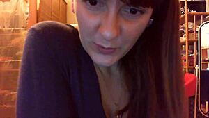 دمية شيمل غريبة ذات قضيب ومهبل ضخمين تُدهن