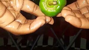 Зрелая тёлка дрочит бананом против перца, намокает и кончает