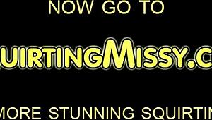 Paret hettar upp badrummet med ångande knull Rysk brunett leker med leksaker i blöt action