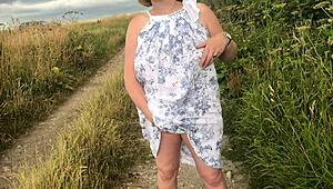 पत्नी बाहर नंगी होकर अपनी शेव्ड बॉडी के साथ जंगली खेल खेलती है। देखने की हिम्मत है?