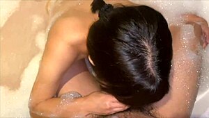 거품 목욕에서 미친 듯이 변태 짓 한 거 믿을 수 없어!