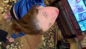 Como essa bimbo aguenta throatpie tão intenso na garganta? 