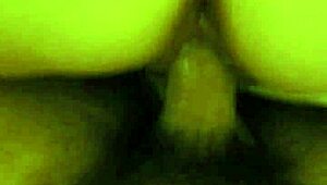 Jag rider denna enorma vita kuken i en avslappnad hemmagjord scen, känner varje centimeter.