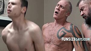 Drobcen twink Austin dobi od dveh frajerjev v divjem trojčku.