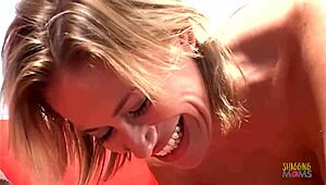 Seksi plavuša curi po crnom kurcu pa raširi noge za nabijanje pičke