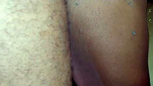 嘿，老奶奶，你的骚穴咋疼了？瘦熟女在荣耀洞干陌生人