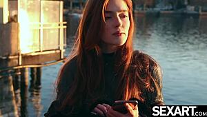 La splendida rossa Jia Lissa cavalca un dildo enorme fino all'estasi