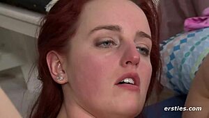 Horny ryšavé lesbičky si olizujú navzájom až k divokému vyvrcholeniu