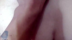 他在厨房里摸我，只是为了狠狠干我